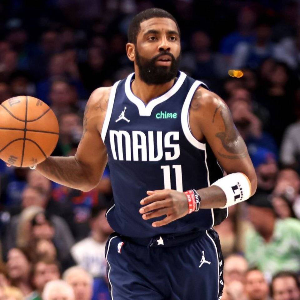 扣爽了！洛夫顿半场4中3得到9分4篮板3助攻（状态火热！洛夫顿半场4投3中，拿下9分4板3助）